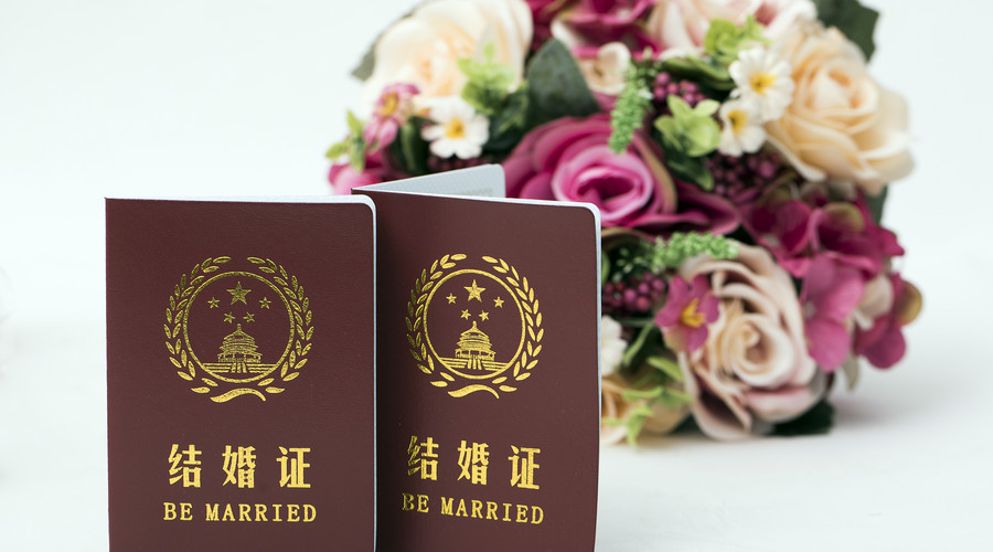 　　一、离婚协议书怀孕了怎么办  　　根据我国婚姻法的相关规定，怀孕期间一般是不可以离婚的，如果怀孕期间签订而女方不同意的话那就应该是无效的。  　　《婚姻法》第三十四条规定：“女方在怀孕期间，分娩后一年内或中止妊娠后六个月内男方不得提出离婚。女方提出离婚的，或人民法院认为确有必要受理男方离婚请求的，不在此限。”。所以在女方怀孕和分娩后的一年之内，男方是不可以提出离婚的。  　　女方在怀疑期间签订了离婚协议书，那么这份离婚协议书的效力如何，这需要具体情况具体分析。根据《婚姻法》第三十四条的规定：女方在怀孕期间、分娩后一年内或中止妊娠后六个月内，男方不得提出离婚。女方提出离婚的，或人民法院认为确有必要受理男方离婚请求的，不在此限。根据此条款的规定如果女方在怀疑期间男方提出离婚，那么签订了离婚协议书一般是无效的，如果是女方提出离婚的或者是法院认为男方提出的请求是有需要受理的，那么这样的情况下是可以离婚的，双方签订的怀孕期间离婚协议书也具有效力。  　　二、离婚协议书写注意什么  　　办理离婚登记后，备案于民政局的离婚协议是生效的，反悔是非常难的，因此，签订协议时要有心平气和、保持理智，同时，离婚协议内容要有操作性，不要过于简单，条款的约定不能过于宽泛。比如离婚协议约定，财产已分割完毕，双方对此无异议。由于有哪些财产、如何进行分割没有在协议当中体现出来，因此双方意见很容易产生分歧，一方认为财产分割已完毕，说明财产已没有必要分割，在谁名下就归谁所有，另一方却认为既然没有明确约定财产的具体项目和处理方式，应当视为约定不明没有分割，应当依法分割。这样在不能协商一致情况下，只能诉诸法院。  　　三、其他注意事项  　　防止签订离婚协议时一方隐匿财产，因此，不能做类似“男女双方名下的其它财产归各自所有”、或“男女双方无其它财产争议”的约定，以避免离婚后丧失起诉分割对方隐匿的其它财产的机会。  　　以上就是小编为你介绍的关于离婚协议书怀孕了怎么办的相关内容，要注意的是，离婚的诉讼请求会涉及的夫妻的婚姻关系解除的问题，夫妻共同财产分割的问题以及孩子的抚养权问题，当事人在写诉讼请求的时候要根据自己的实际情况来撰写，若你还有其他疑问，欢迎咨询律师。