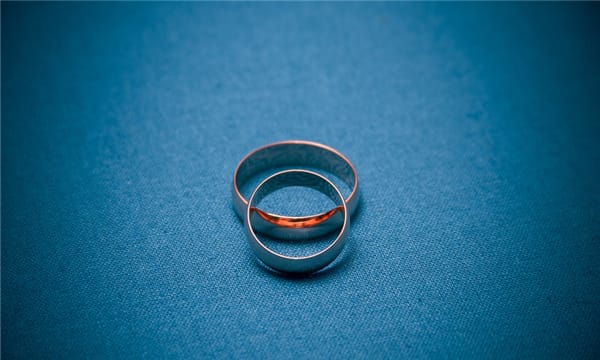 女人出轨离婚法律怎么判