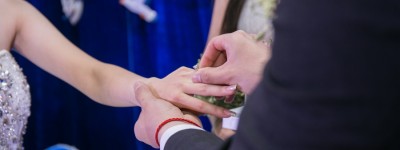 离婚的精神损害赔偿是怎么支付的