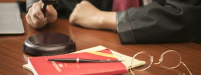 父母严重偏心疼爱其他子女可以拒绝赡养吗